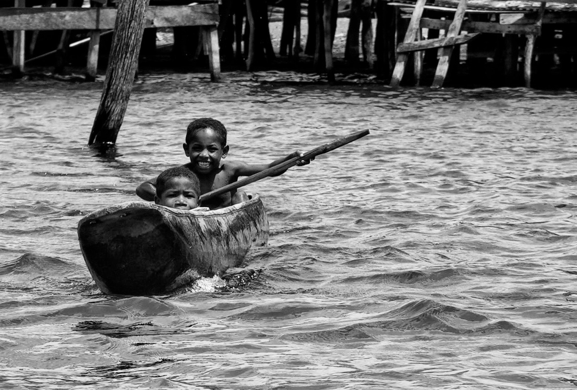 pict7148 indonesia papua sentani lake boy dugout canoe joy paddle.jpg