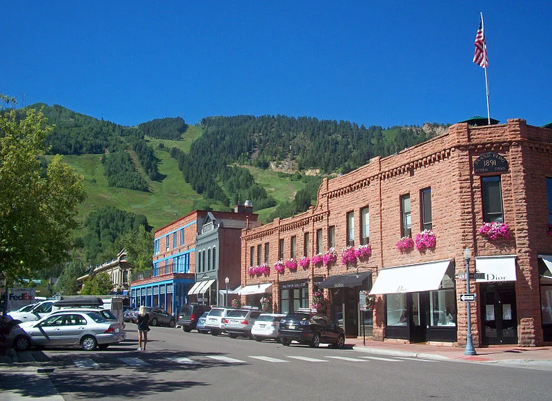 800px-Downtown_Aspen,_CO,_with_view_to_ski_slopes.jpg