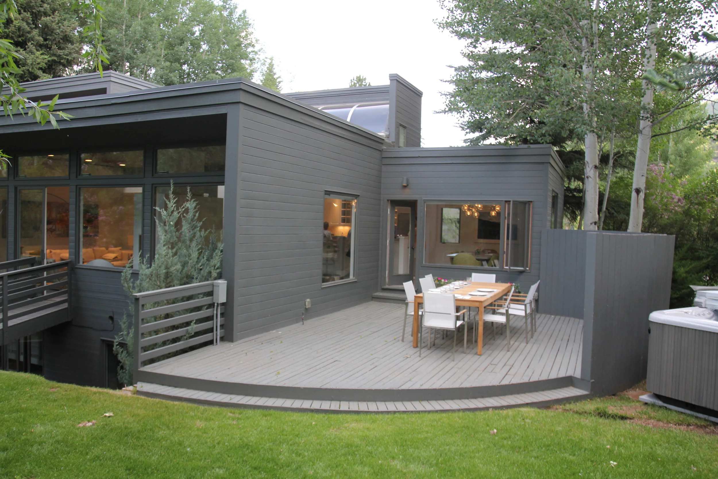 Outdoor dining in the summer