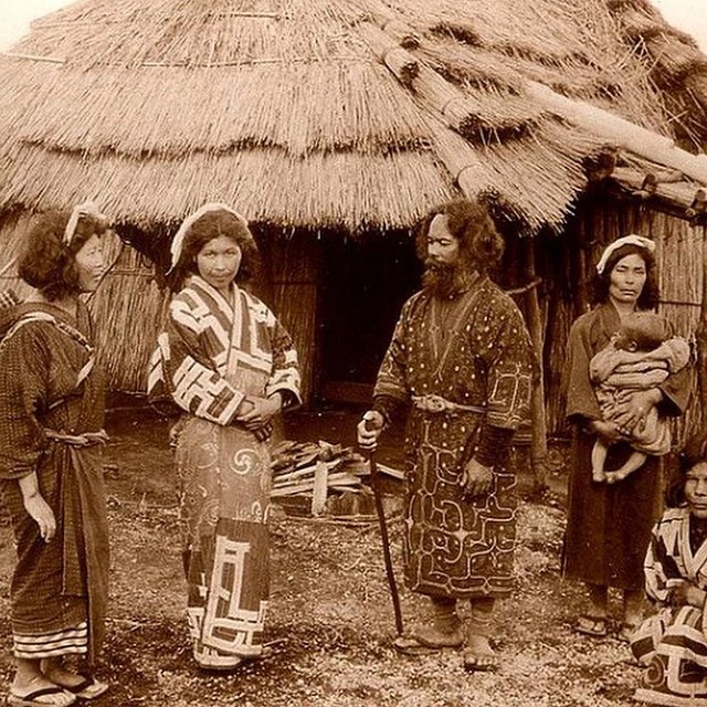 Ainu_family_by_Okinawa_Soba.jpg