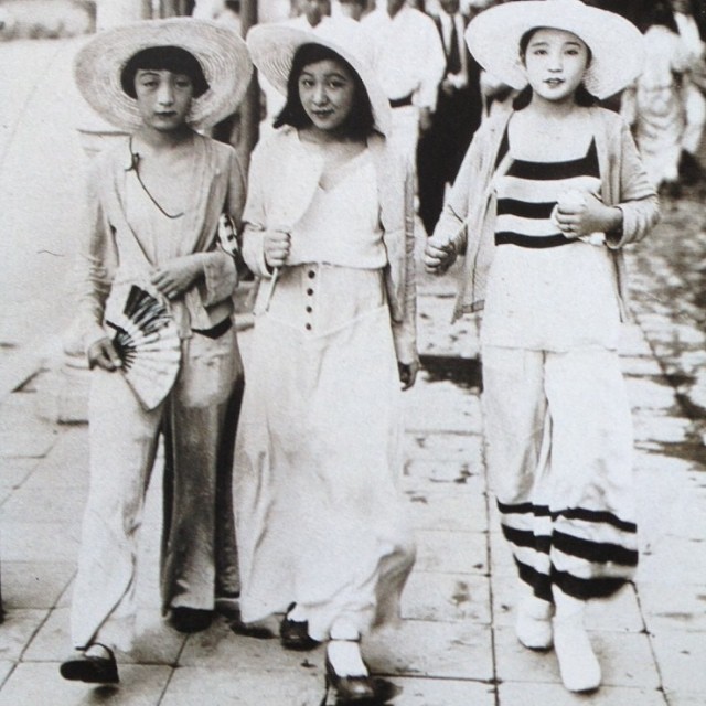 Beach_girls_in_Kyoto__c._1928.jpg