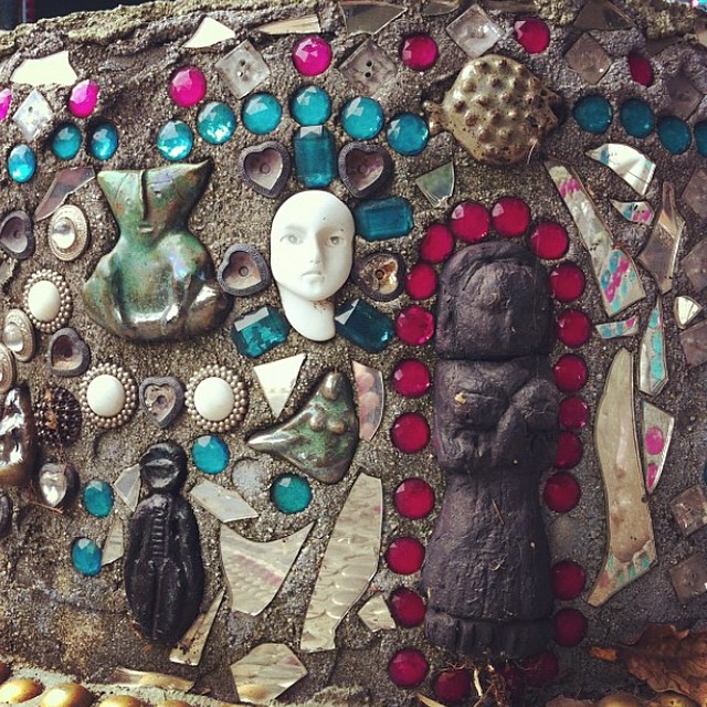 detail_of_throne_dedicated_to_Beatrice_Wood_in_Ojai.jpg