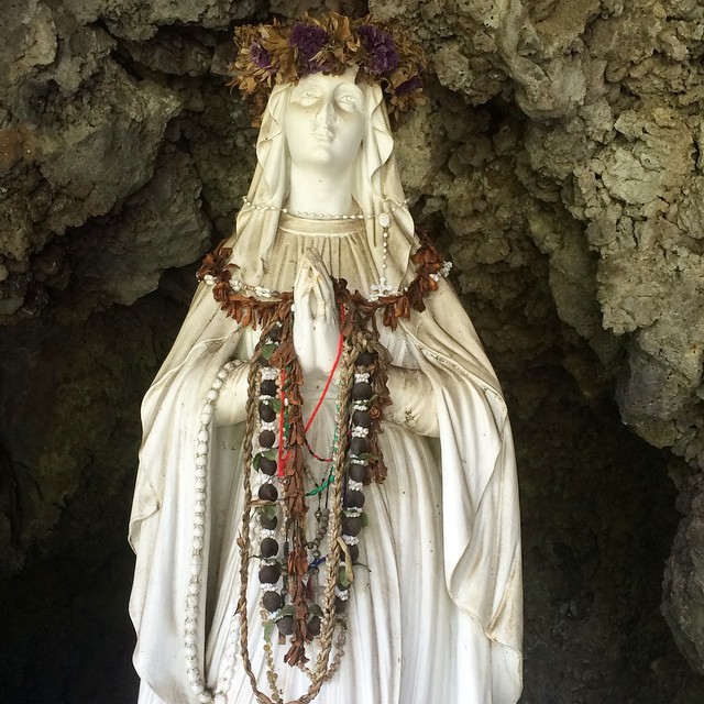 Mary_in_a_cave_in_Hana.jpg