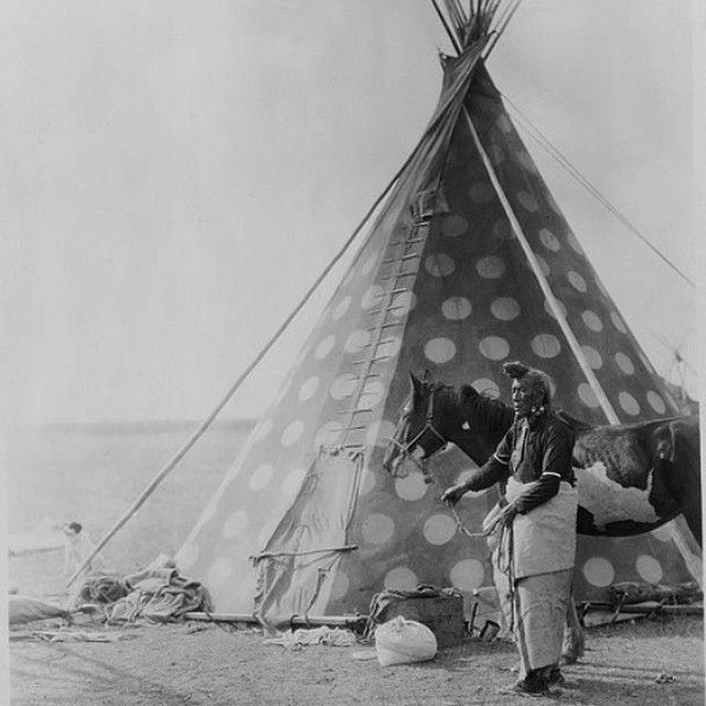 Siksika_Blackfoot_Native_American_tipi_by_Edward_Curtis__c._1927.jpg