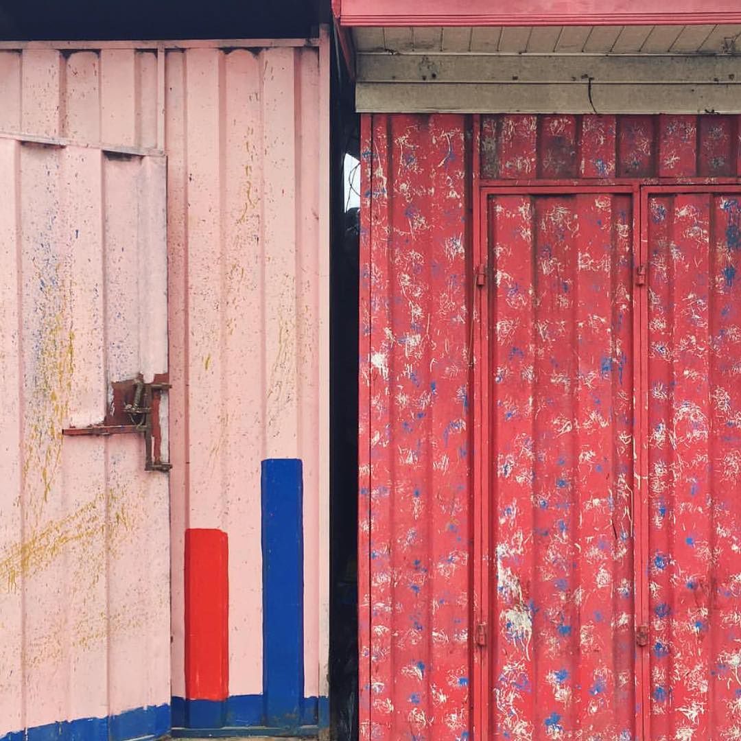 shipping containers in Nima by @100percentsilk_ 💘