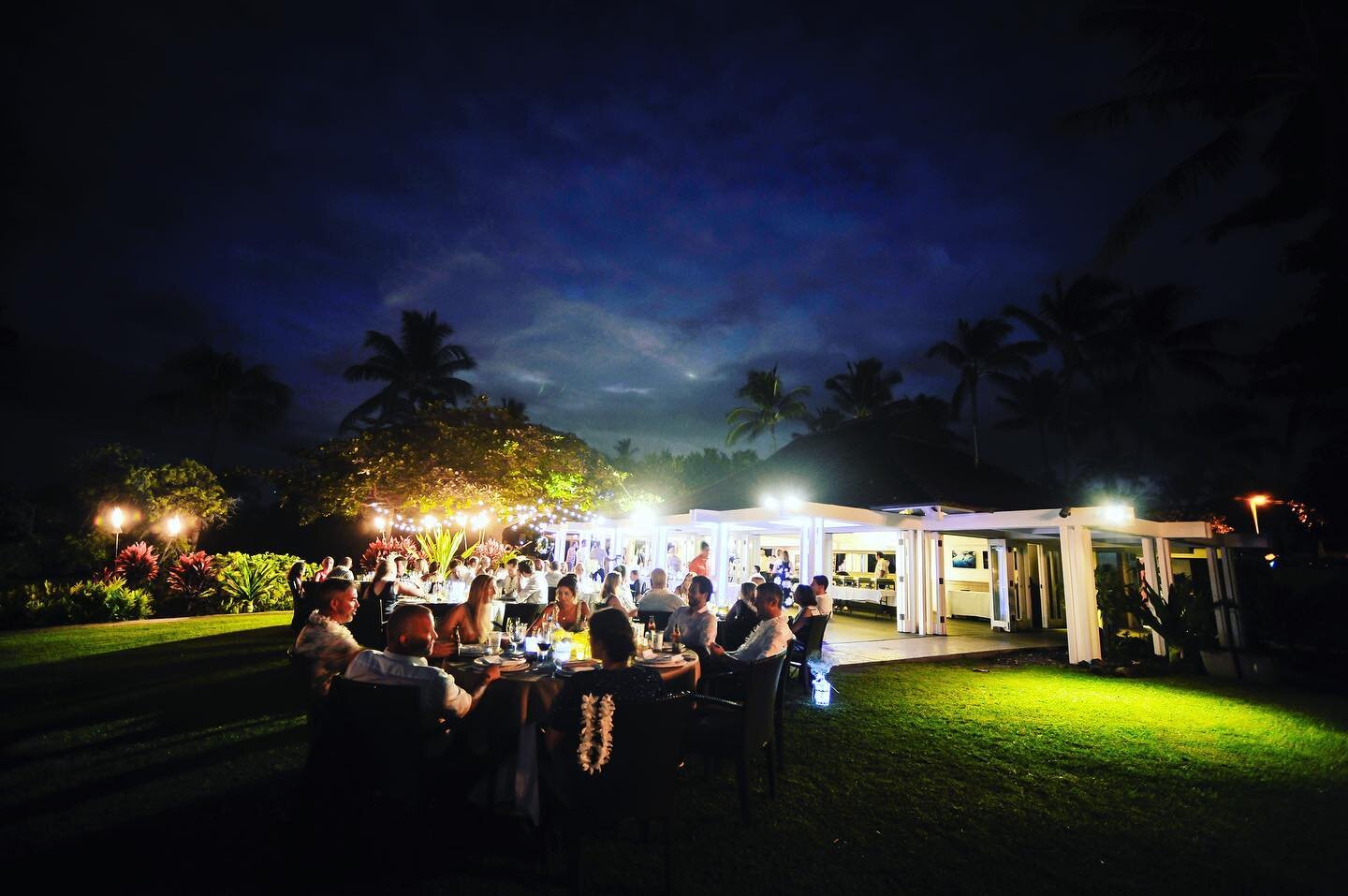 We love Napua Restaurant at twilight. #hawaiiwedding #hawaiiweddingphotographer