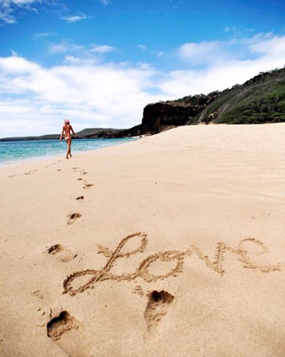 West Molokai Love.
.
.
#molokai #hawaiilife #bliss #secludedbeach #beach #tropical