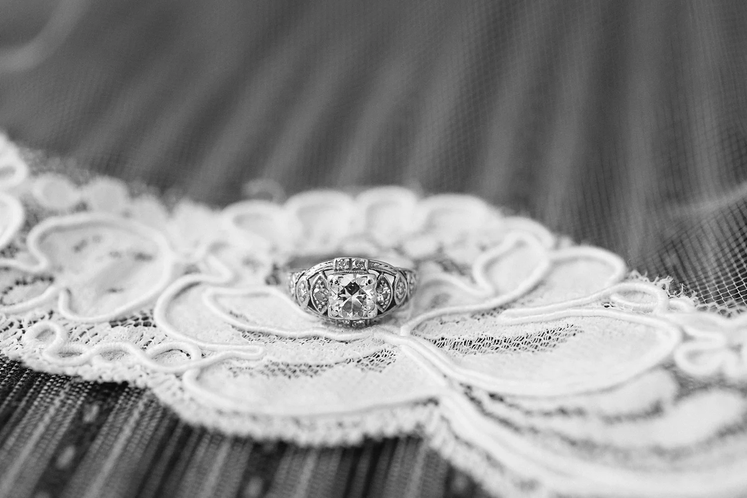 Lindsey_A_Miller_photography_charleston_mcleod_plantation_wedding_row_of_oaks_southern_classic_fall_spanish_moss_historic_home_008.jpg