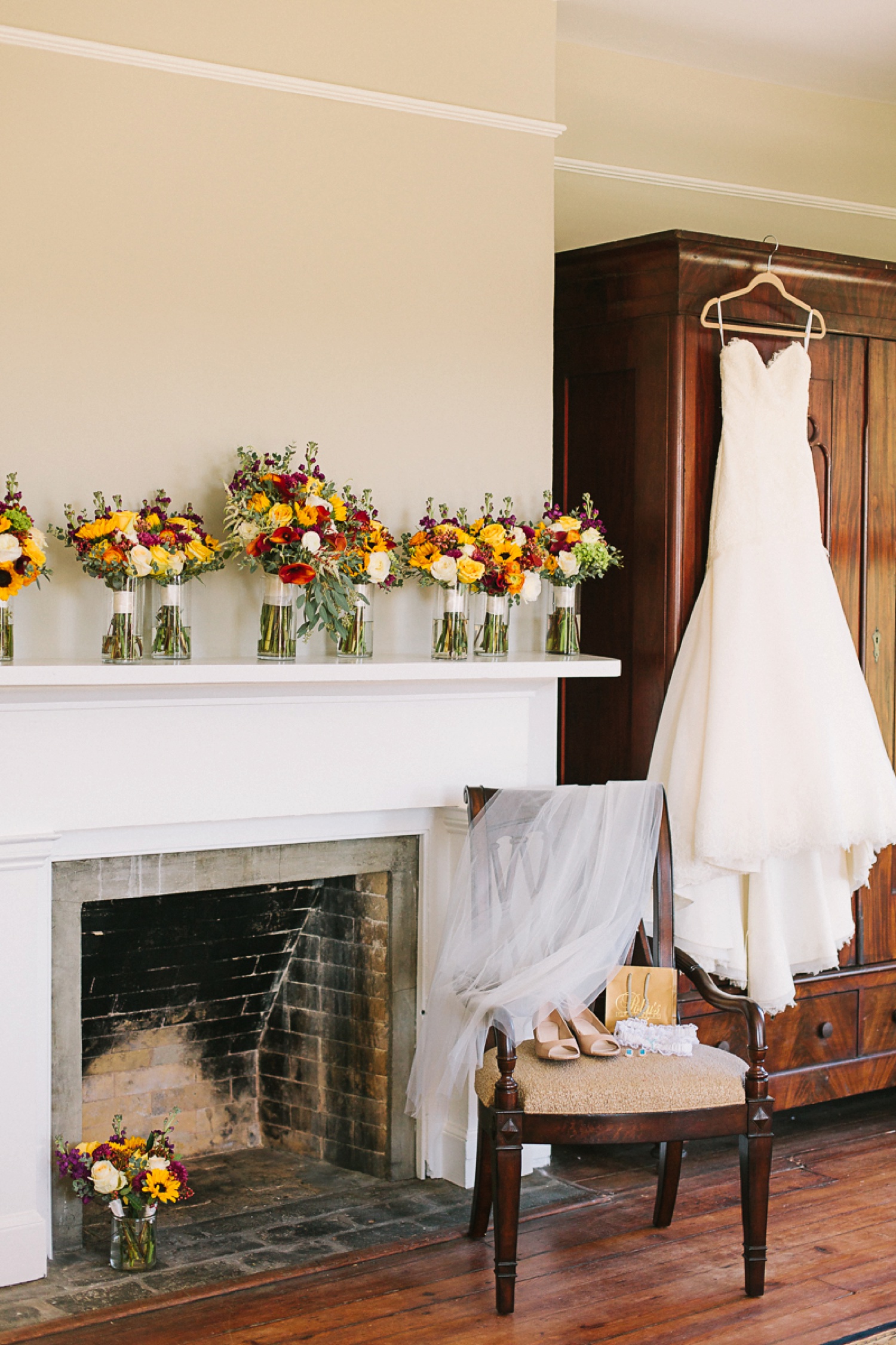 Lindsey_A_Miller_photography_charleston_mcleod_plantation_wedding_row_of_oaks_southern_classic_fall_spanish_moss_historic_home_014.jpg