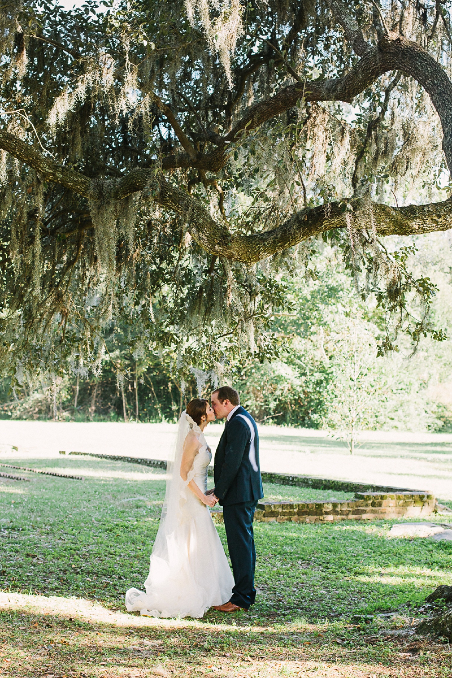 Lindsey_A_Miller_photography_charleston_mcleod_plantation_wedding_row_of_oaks_southern_classic_fall_spanish_moss_historic_home_038.jpg