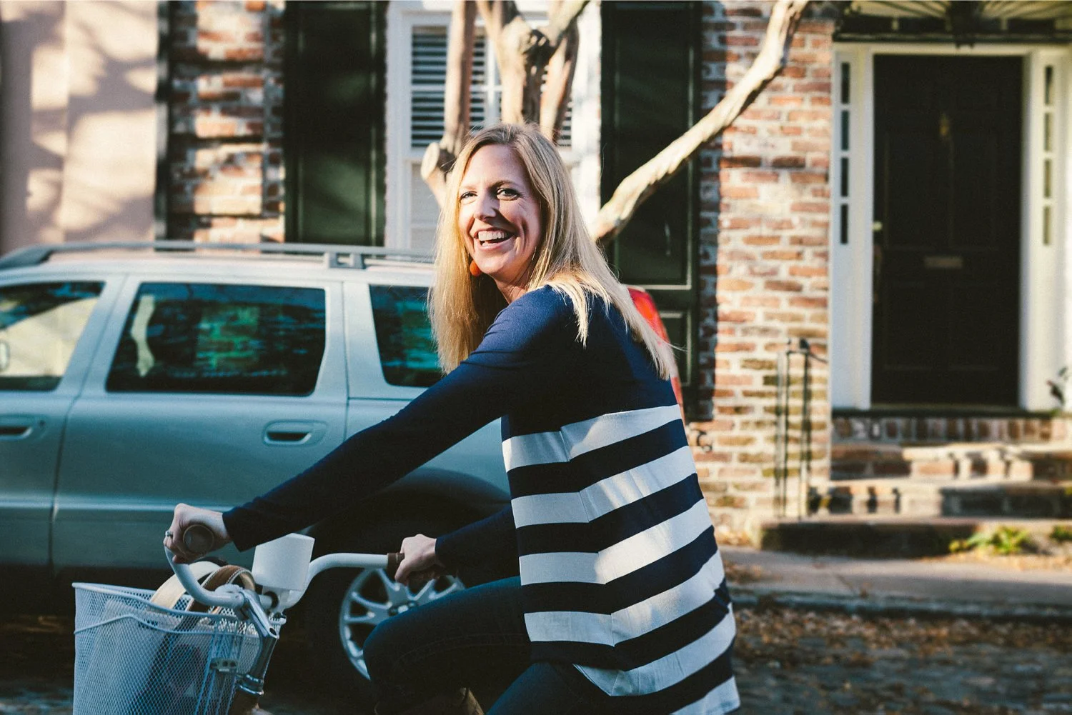 Alicia_Rob_Historic_Downtown_Charleston_Engagement_Session_04_stomp.jpg