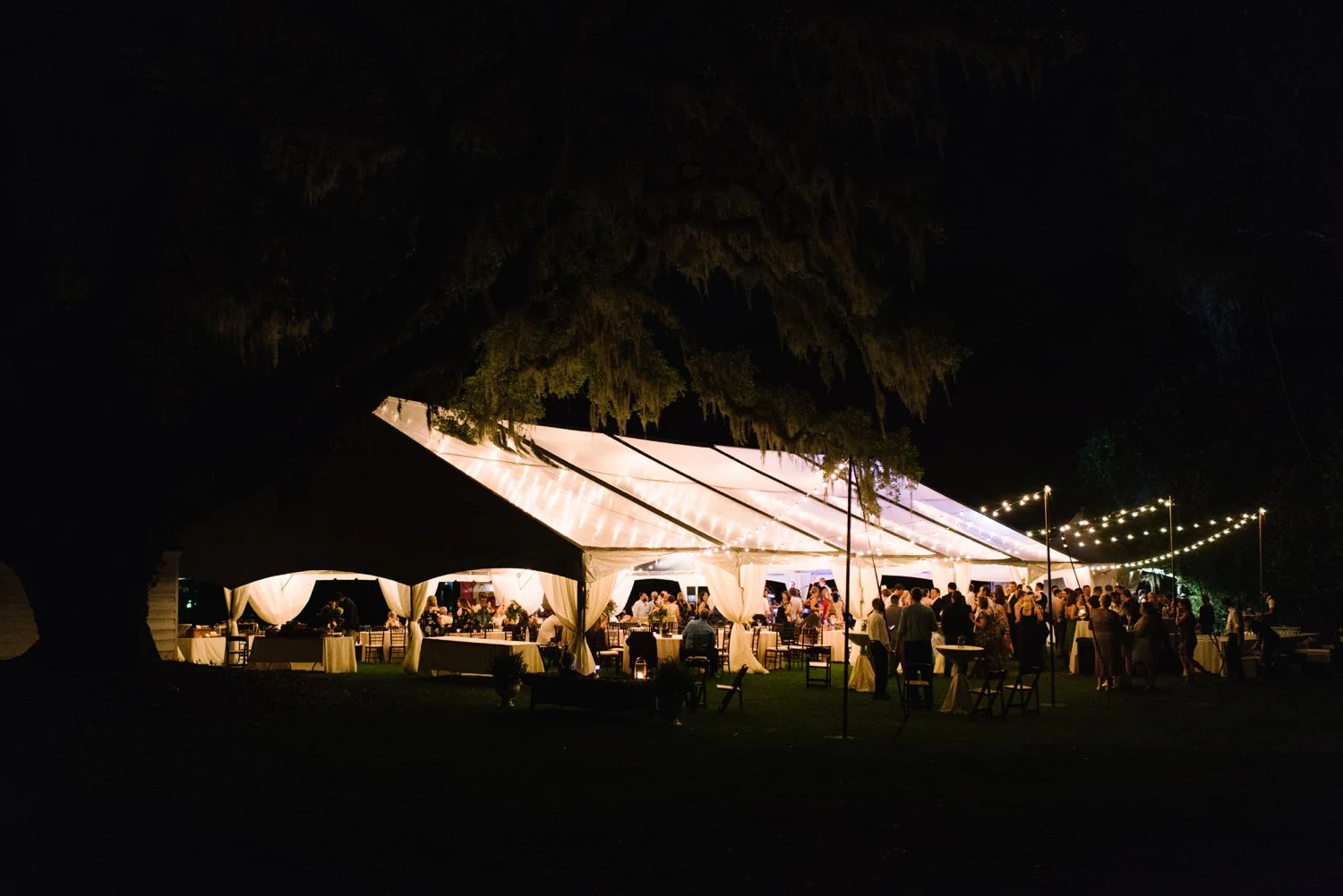 Lindsey_A_Miller_Photography_mcleod_plantation_wedding_charleston_south_carolina_clear_tent_spring_mod_events_089.jpg