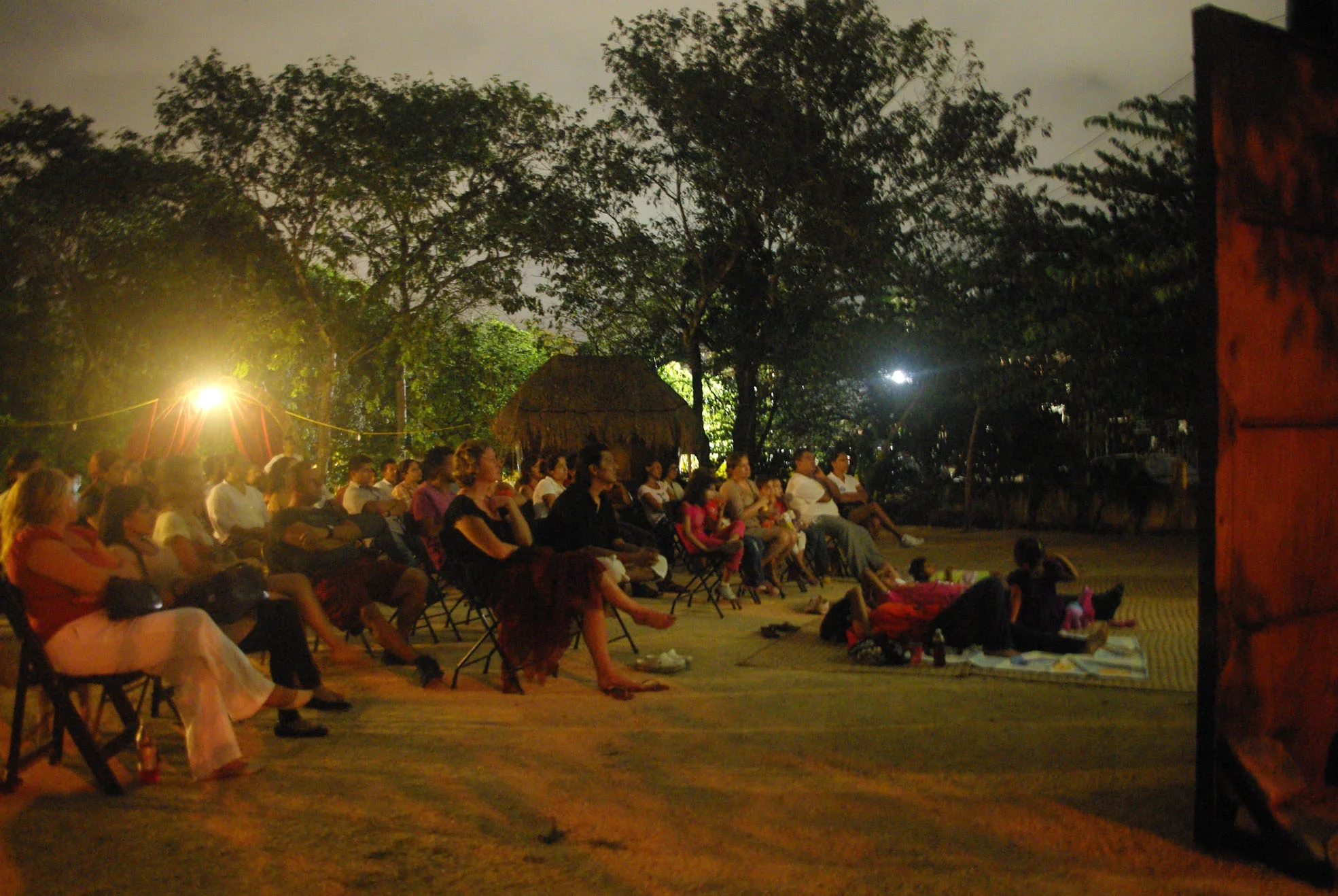 Proyección de Las Buenas Hierbas en Parque La Ceiba