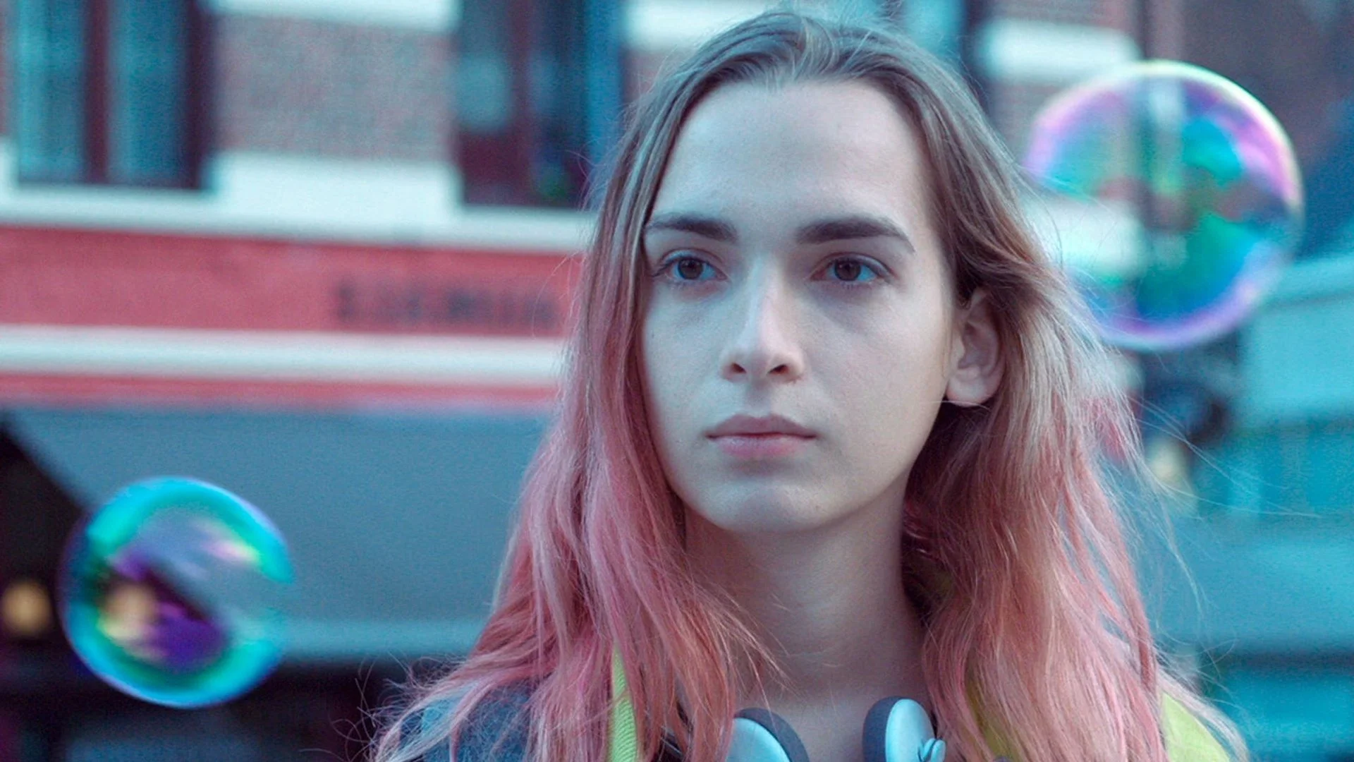 La chica del cabello rosa y una patineta al hombro / ESTRENO