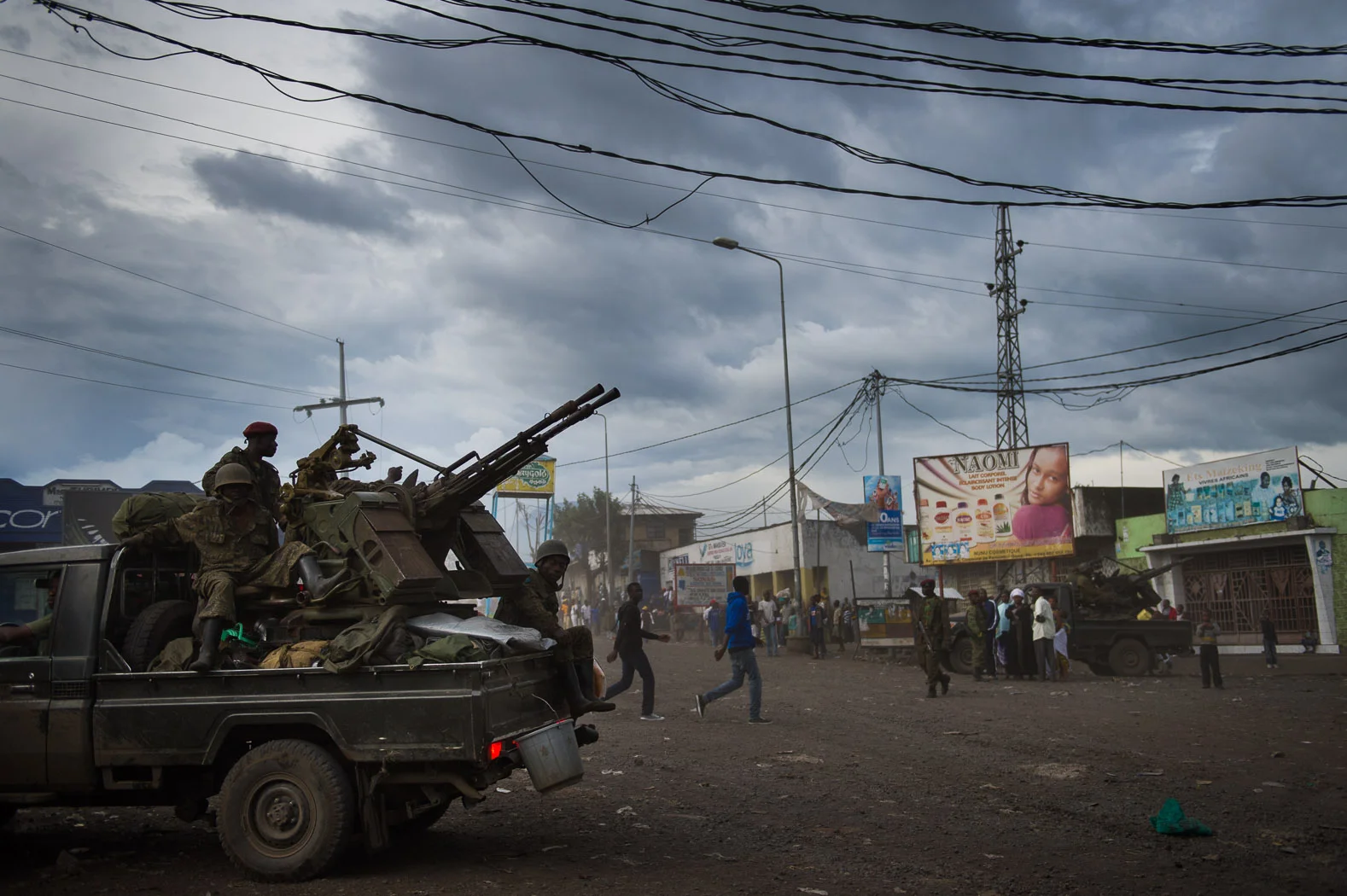 But as rebels overran army positions and approached Goma, the FARDC were pushed back to the city as their last line of defence, resulting in gun battles in the city.