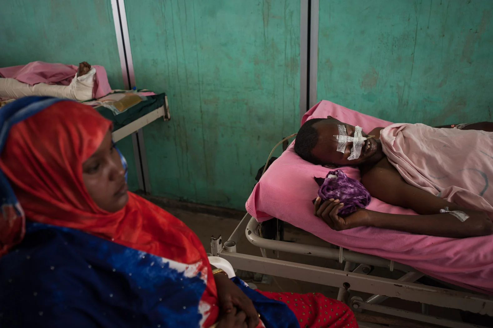 Leevan Rhegey Adow (35) was hit in his side by a stray bullet, not far from the Madina hospital in Mogadishu in May 2011 when al-Shabaab still controlled swathes of the city. Since this image was taken, the security situation has largely prevented such injuries.