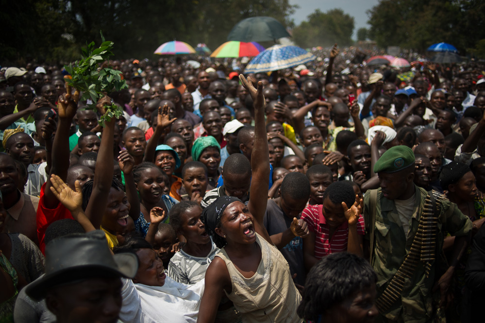 Crowds cheer the governor's arrival in Kiwanja, the day after government forces recaptured the town from M23