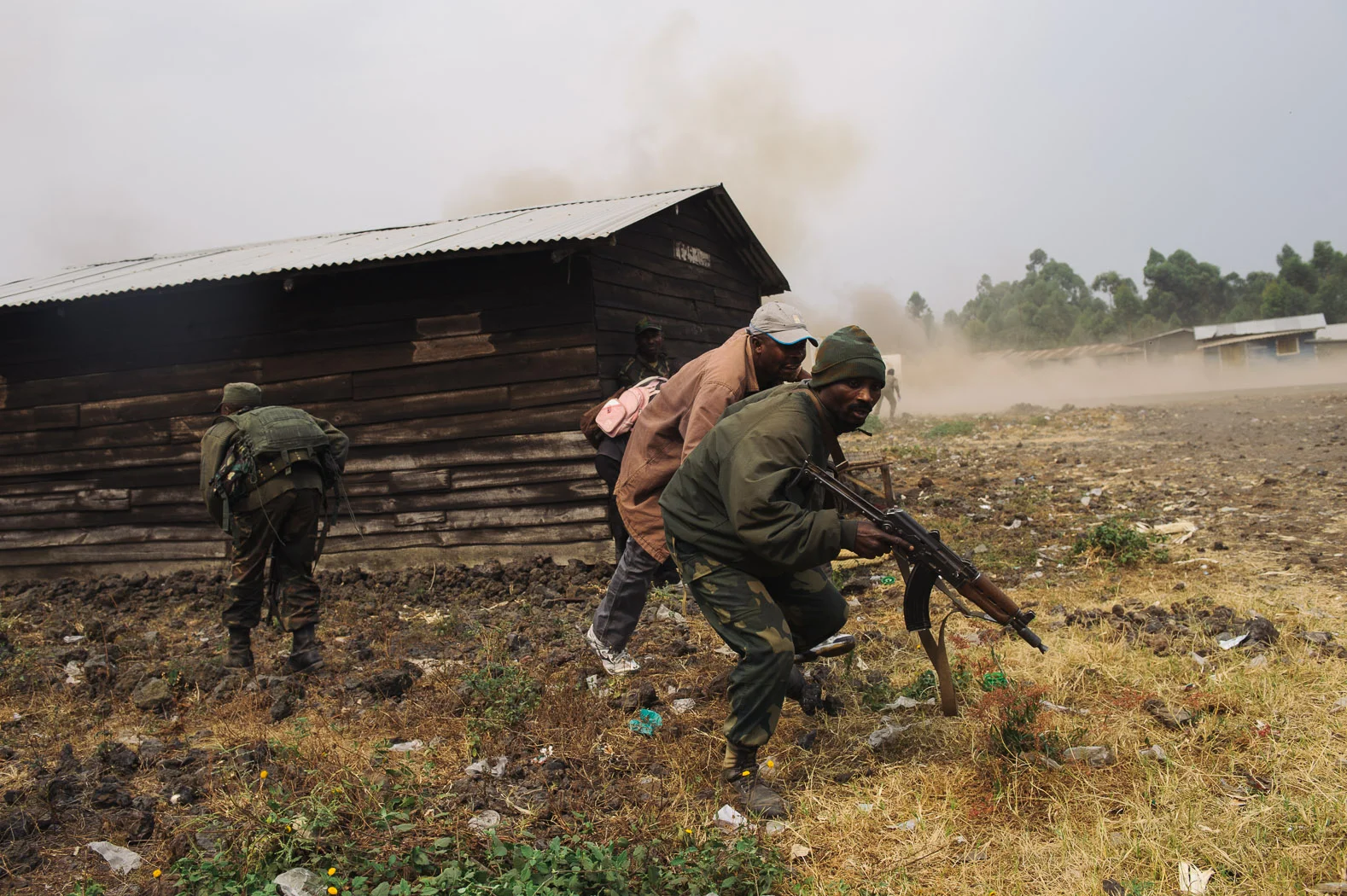 Heavy shelling around Kanyarucinya, formally the site of a spontaneous camp for displaced persons, caused thousands to flee. After several days of fighting, the Congolese army advanced a few kilometres.