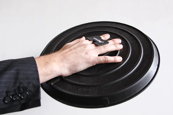 Safetray for the hospitality industry with retractable clip