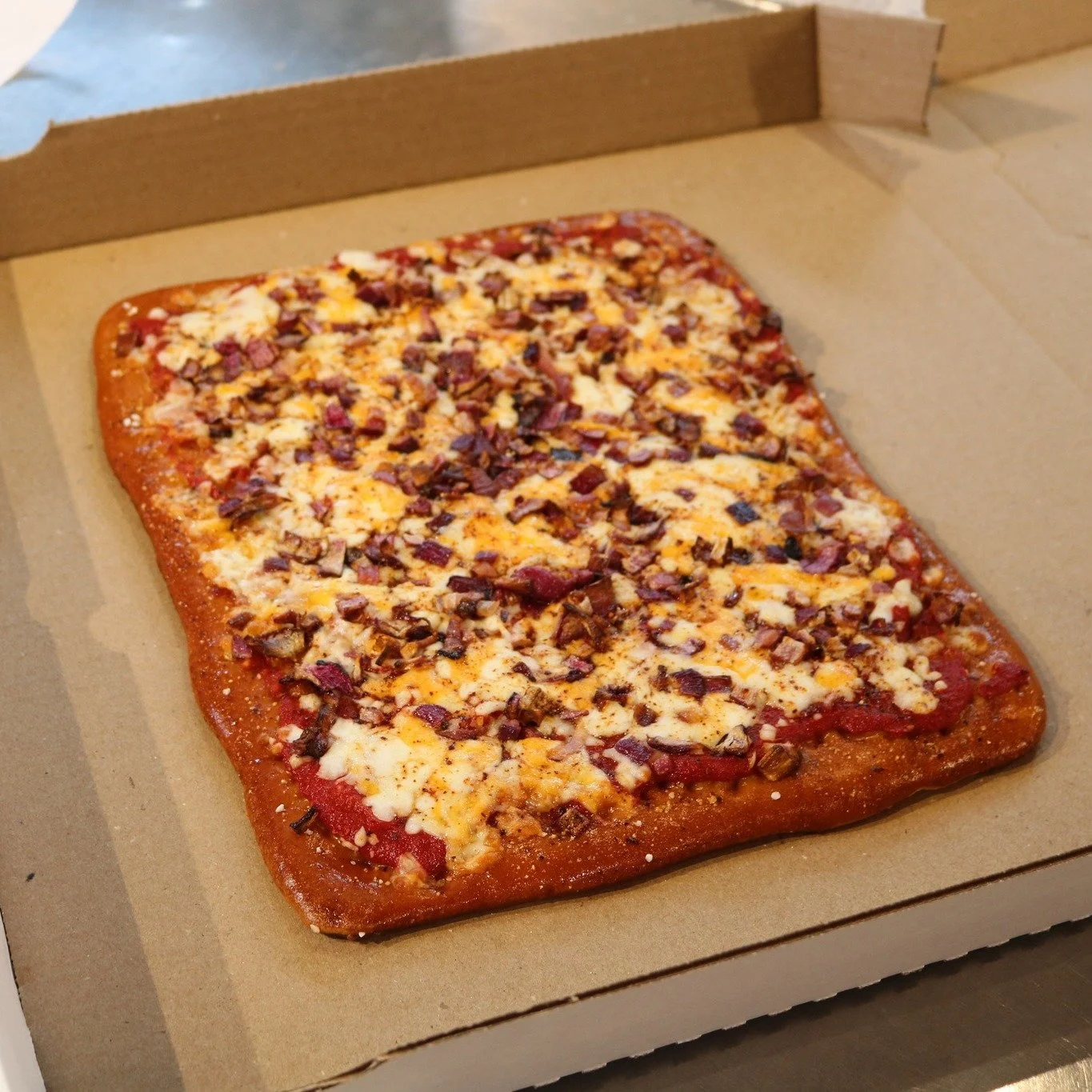Friendly reminder that we&rsquo;ll be closing early at 4 PM today so the market can prepare for the Apron Gala ✨

Tonight we&rsquo;ll be serving up Roasted Onion &amp; Hot Honey Flatbread Pizzas at the gala, and trust us&hellip; they&rsquo;re GOOD 🍕