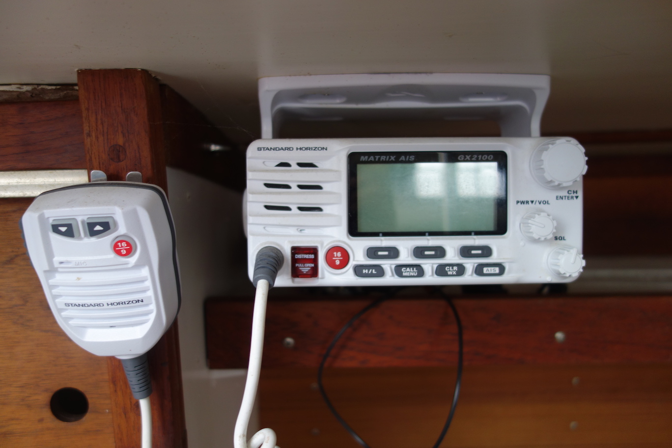  VHF/AIS receiver. 