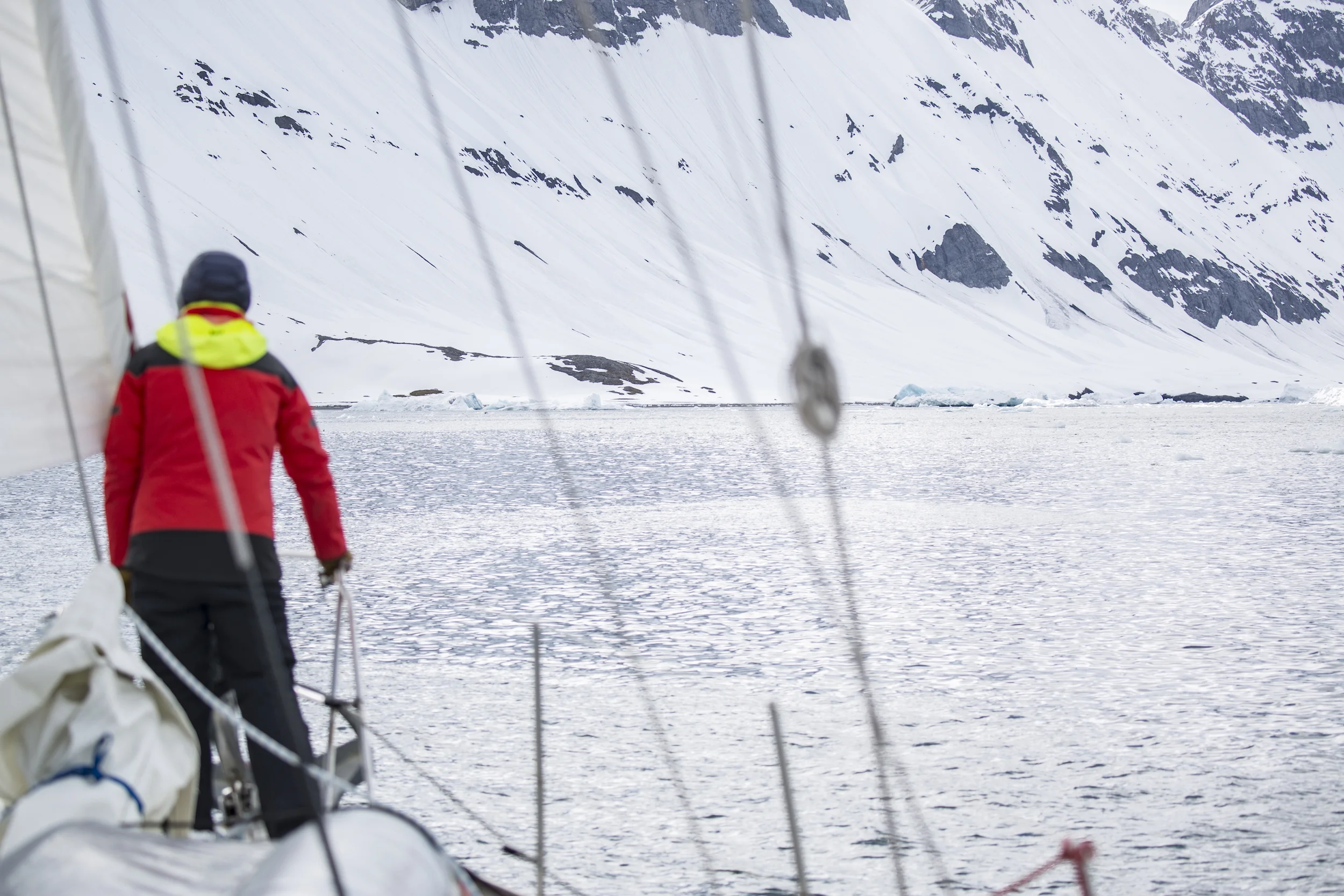 Isbjorn Sailing & Dancing with the Ice in Spitsbergen