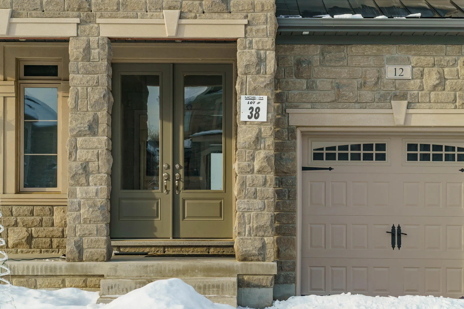 12 Rivoli Drive-large-004-20-Exterior Front-1500x1000-72dpi.jpg