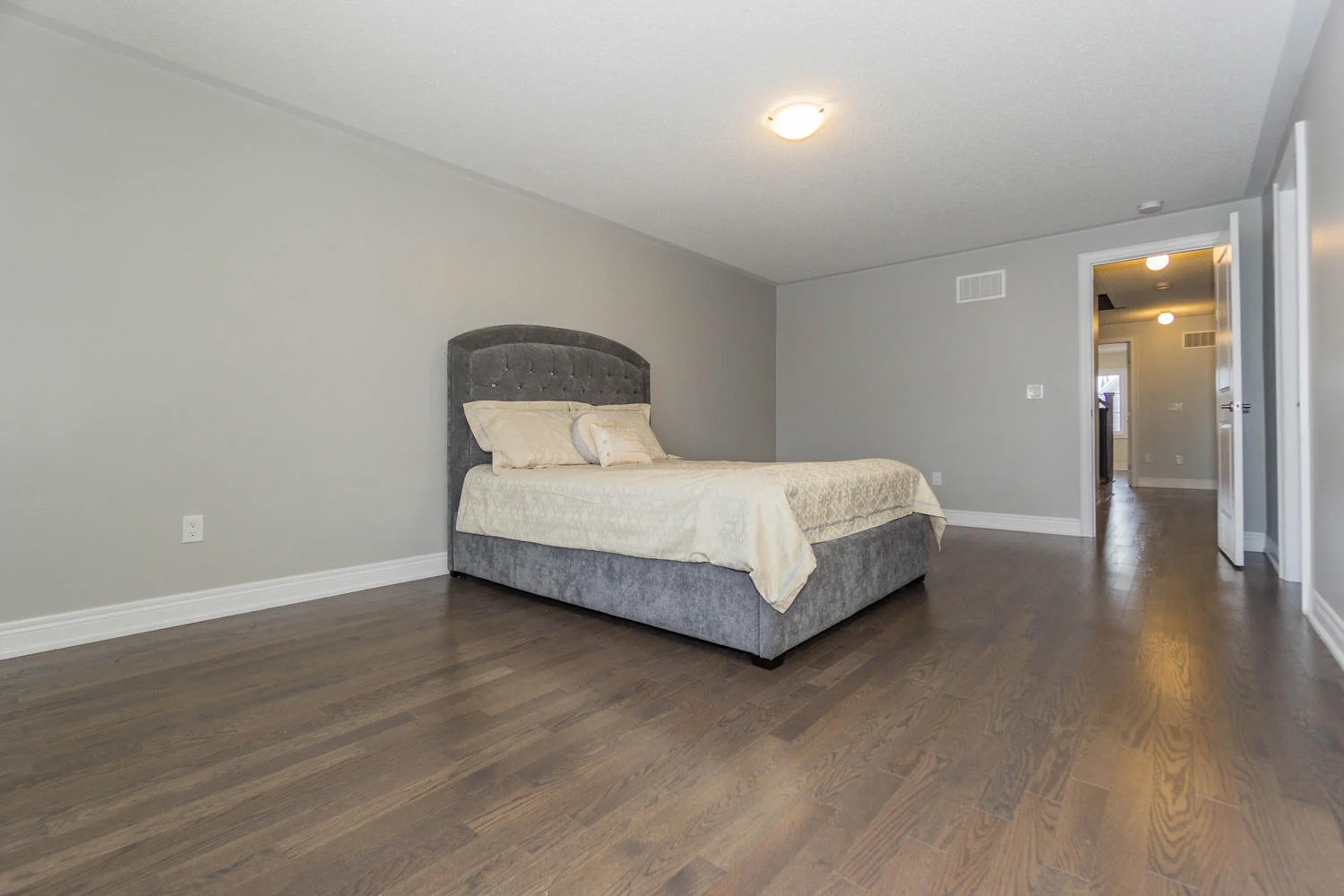 12 Rivoli Drive-large-034-29-Master Bedroom-1500x1000-72dpi.jpg