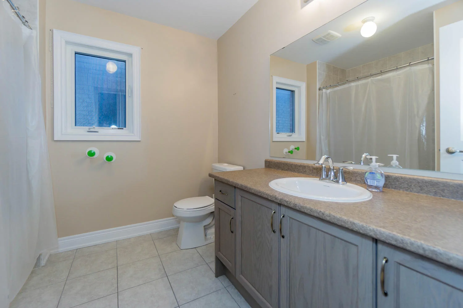 12 Rivoli Drive-large-044-50-Bathroom-1500x1000-72dpi.jpg