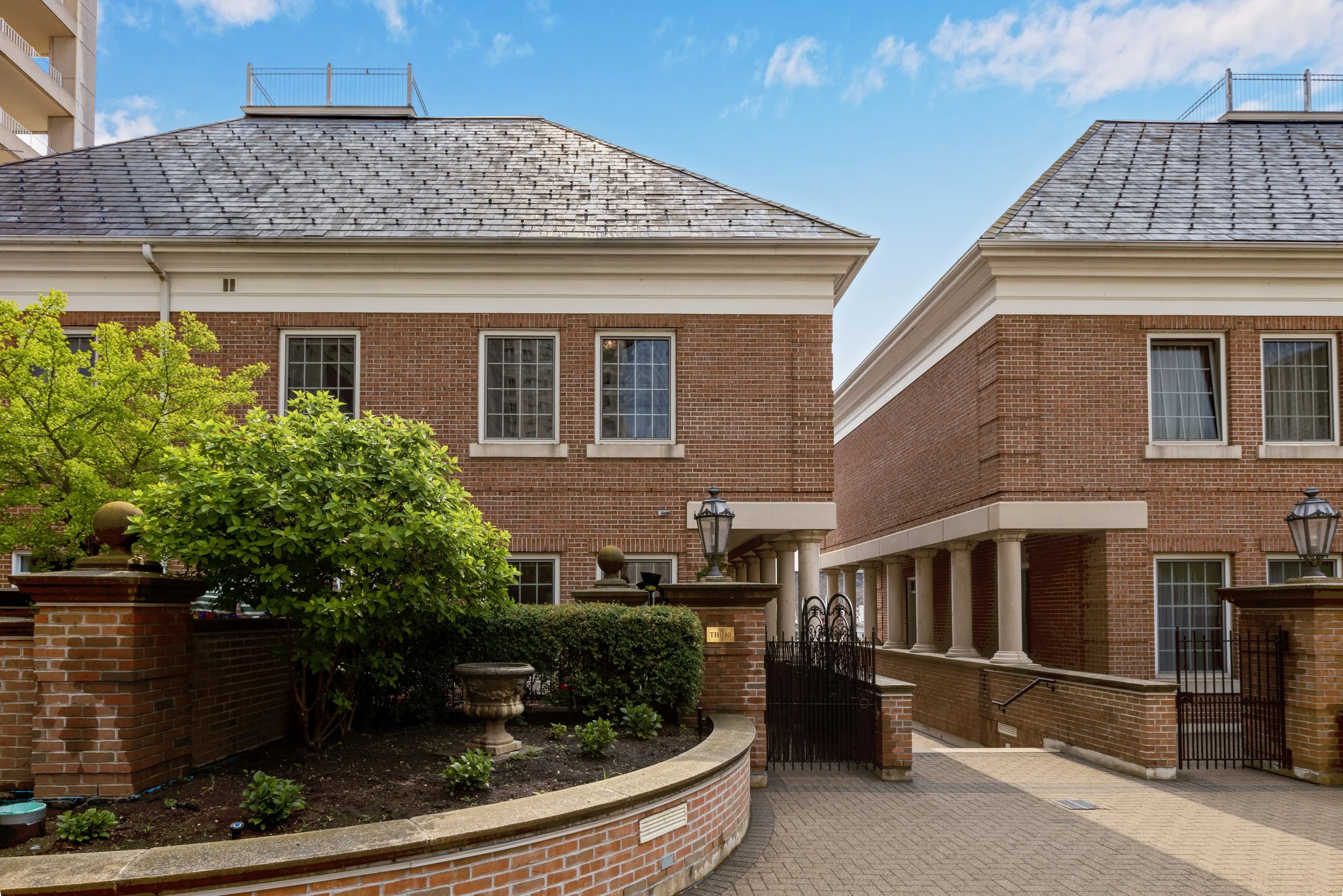 TH140 at 2289 Lake Shore Blvd W Toronto