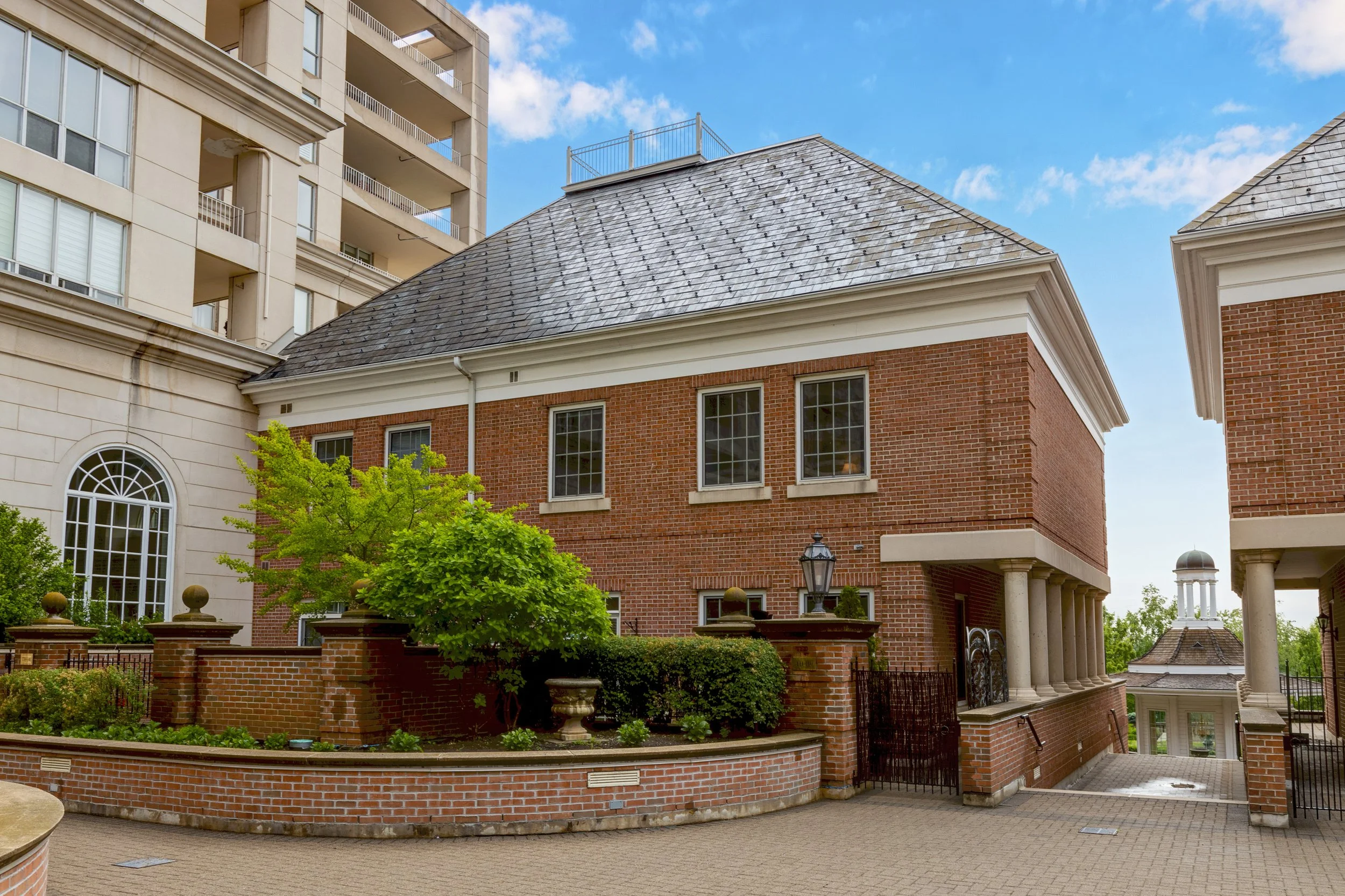 TH140 at 2289 Lake Shore Blvd W