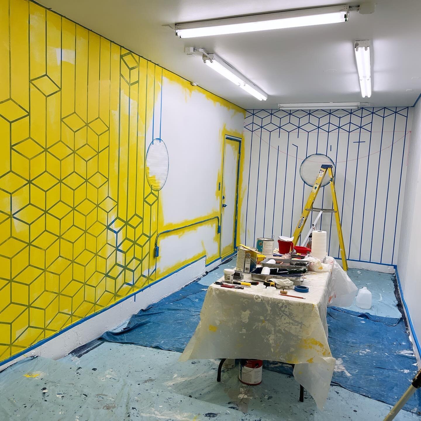 Hello yellow 👋🏼☀️
.
.
.
.
#compoundyellow #installation #contemporaryart #oakpark #chicago #keeleyhaftner #painting #latex