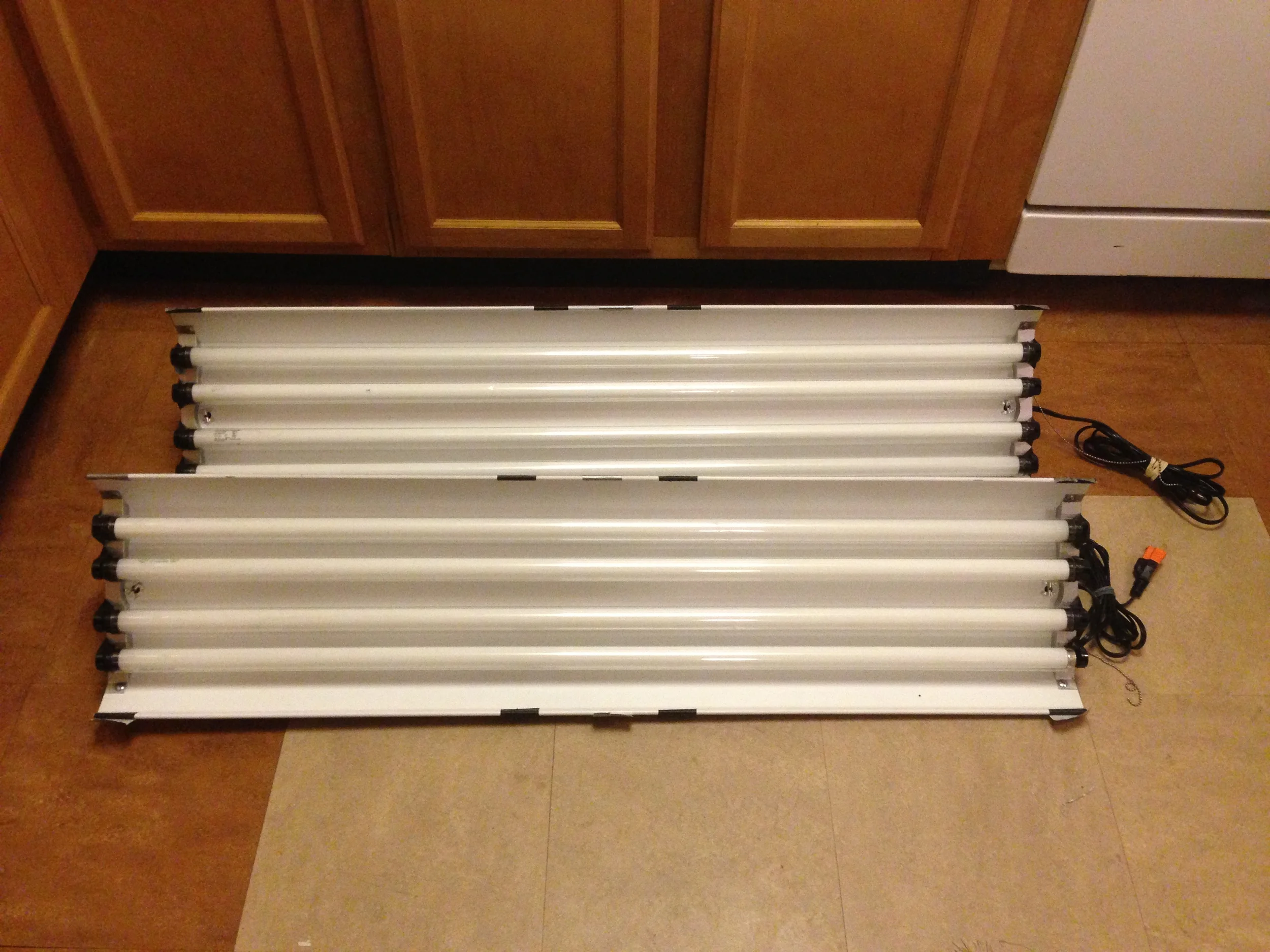 "4ft Fluorescent Lighting Bank" (2) 4 "T8" Bulb Housing 128w each. 