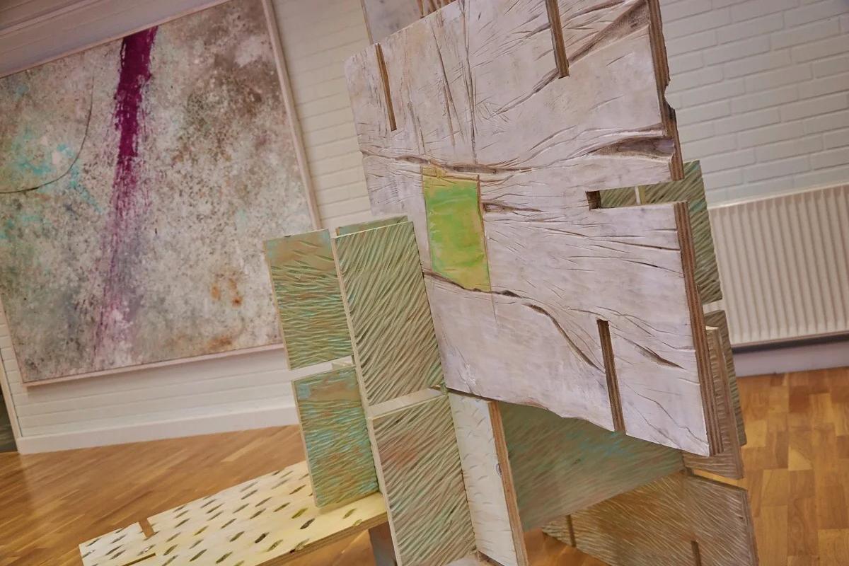 Her ses skulpturen på udstilling hos Vestjysk Kunstforening i Ulfborg.