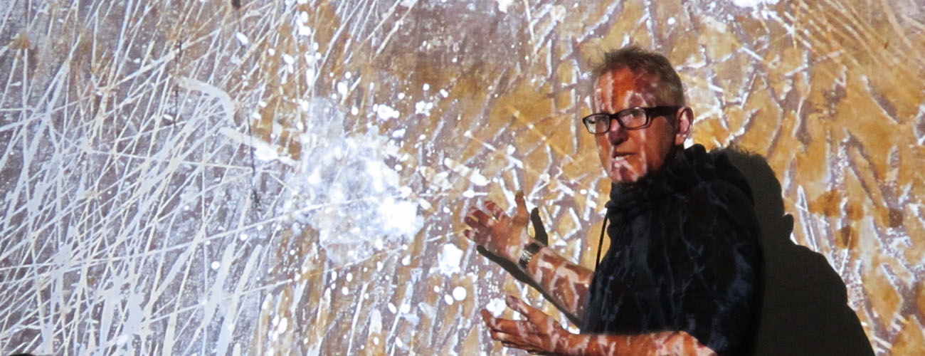 Billedtekst: Michael Ruby under foredraget, hvor selv en mågeklat kan bruges til noget (foto: Fyrmoster Lene Christiansen, Bovbjerg Fyr)