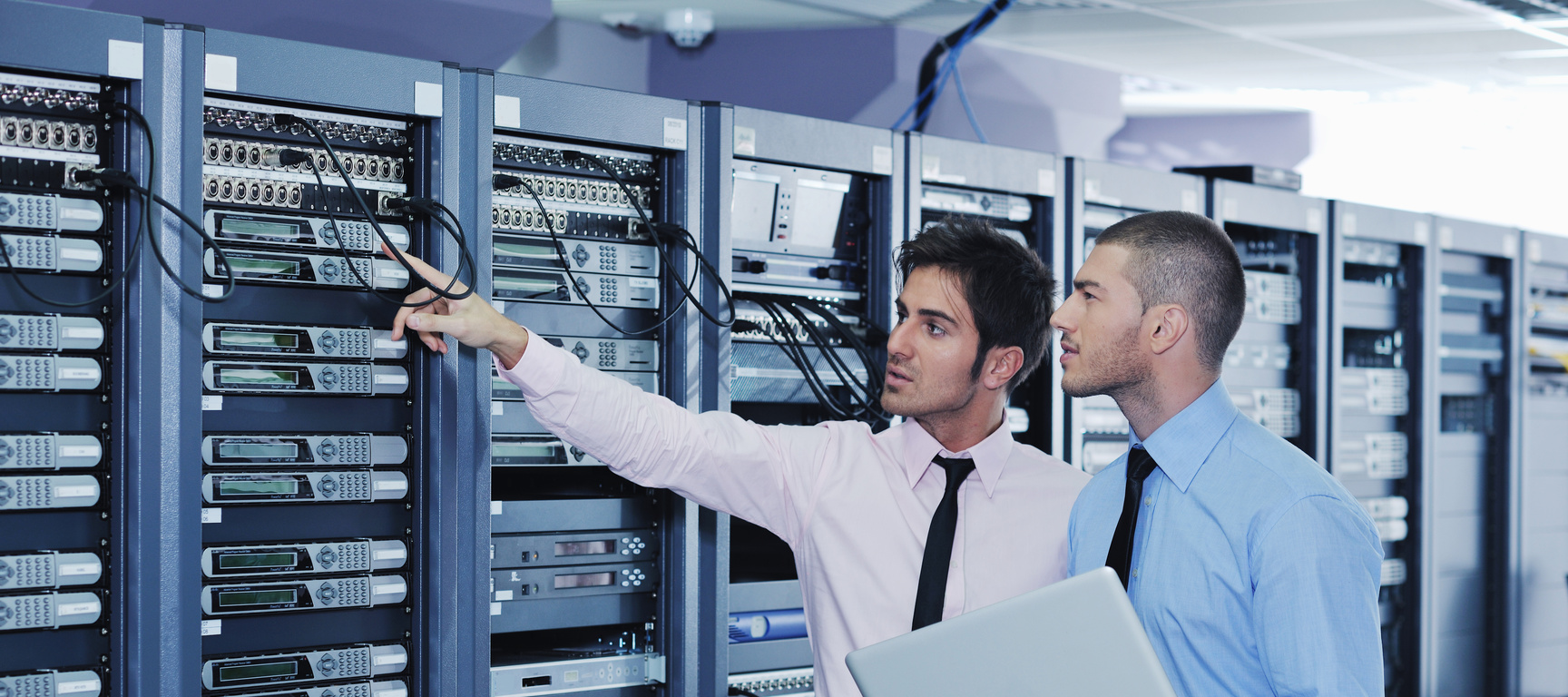 011712690_it enineers in network server room.jpeg