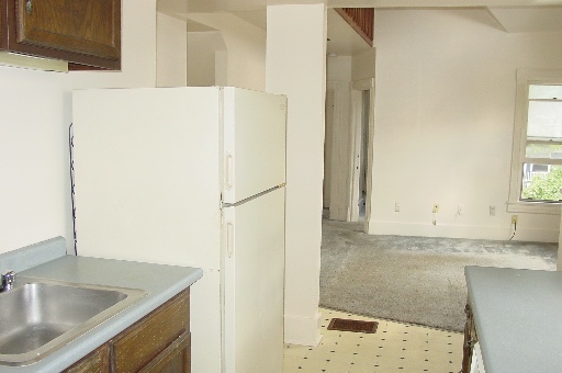 934-2-kitchenliving.JPG