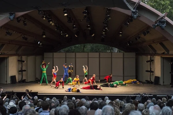 Photo Credit Timothy Norris Mark Morris Dance Group perfoms "Empire Garden" at Libbey Bowl on June 7, 2013 in Ojai, California.