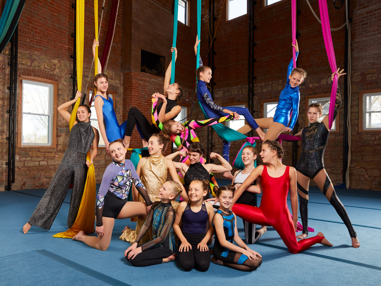 group photo of youth aerial circus group Bricolage Cirkus