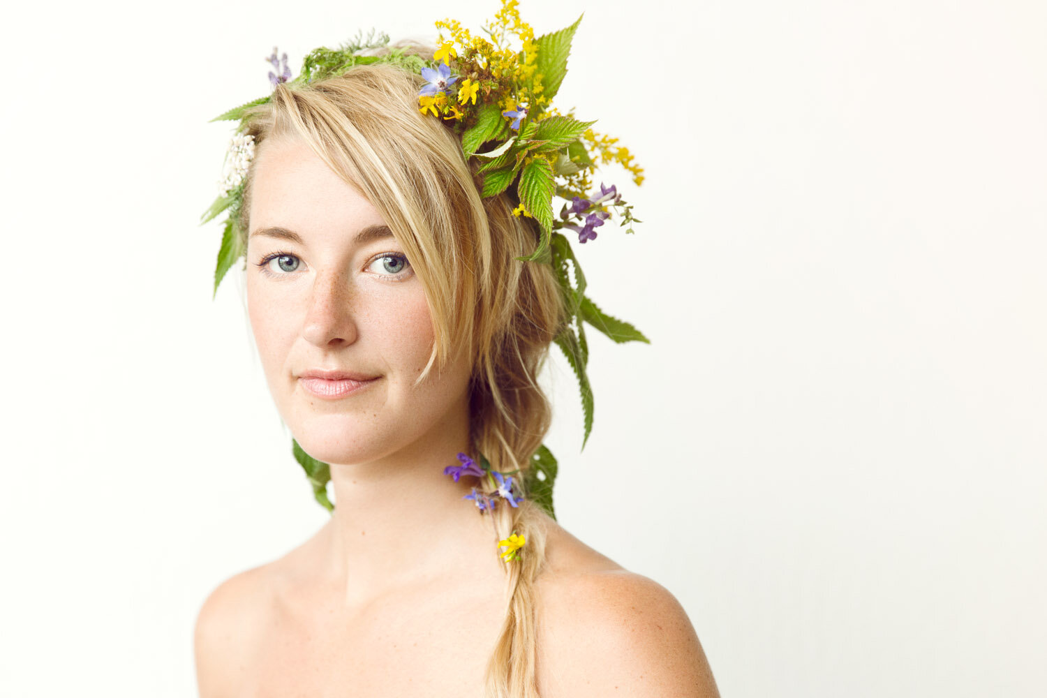 beautiful portrait of herbalist woman with herbal floral crown by portrait photographer Hanna Agar