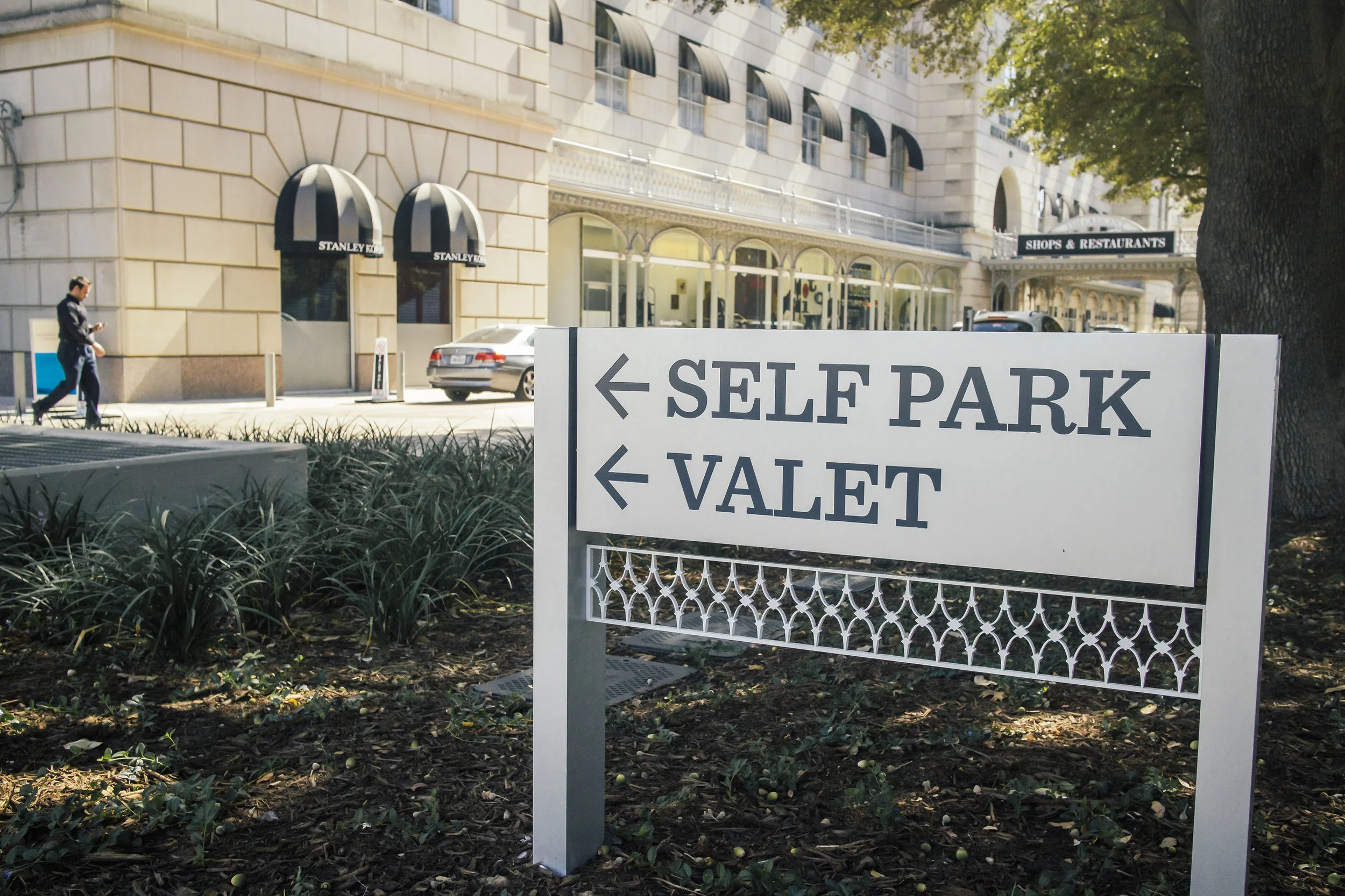 ronaldvillegas-the-crescent-dallas-wayfinding-1.jpg