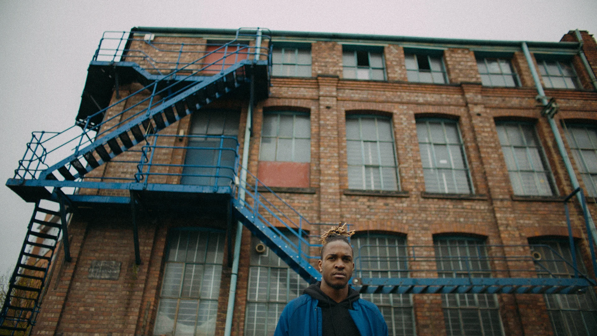 Etihad_Fan_edit_Dom_dir cut.00_00_02_05.Still002.jpg