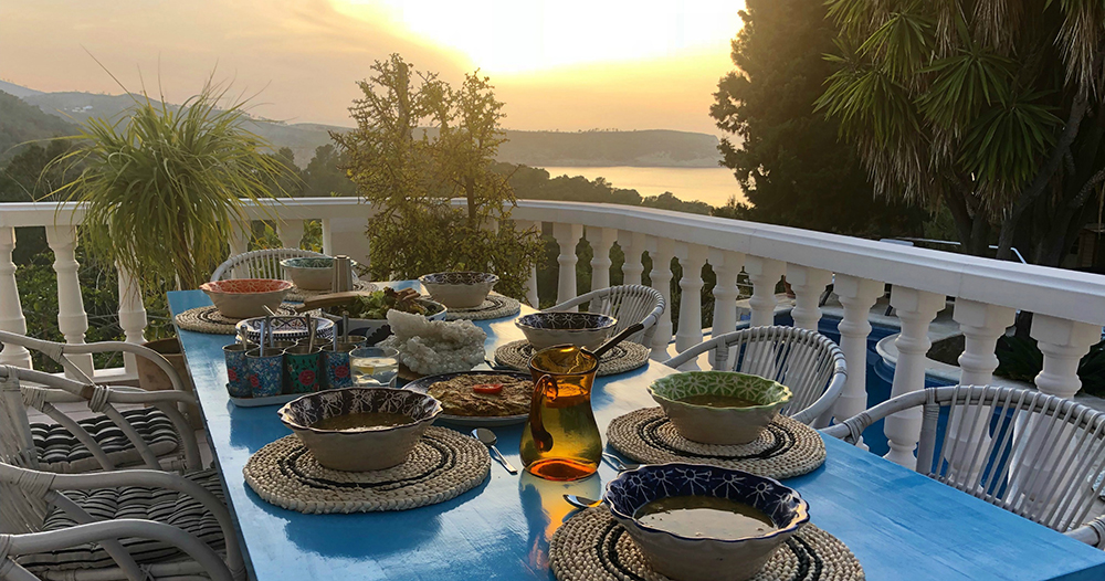 xuclarbeachhouse_tablesetfordinnersunset.jpg