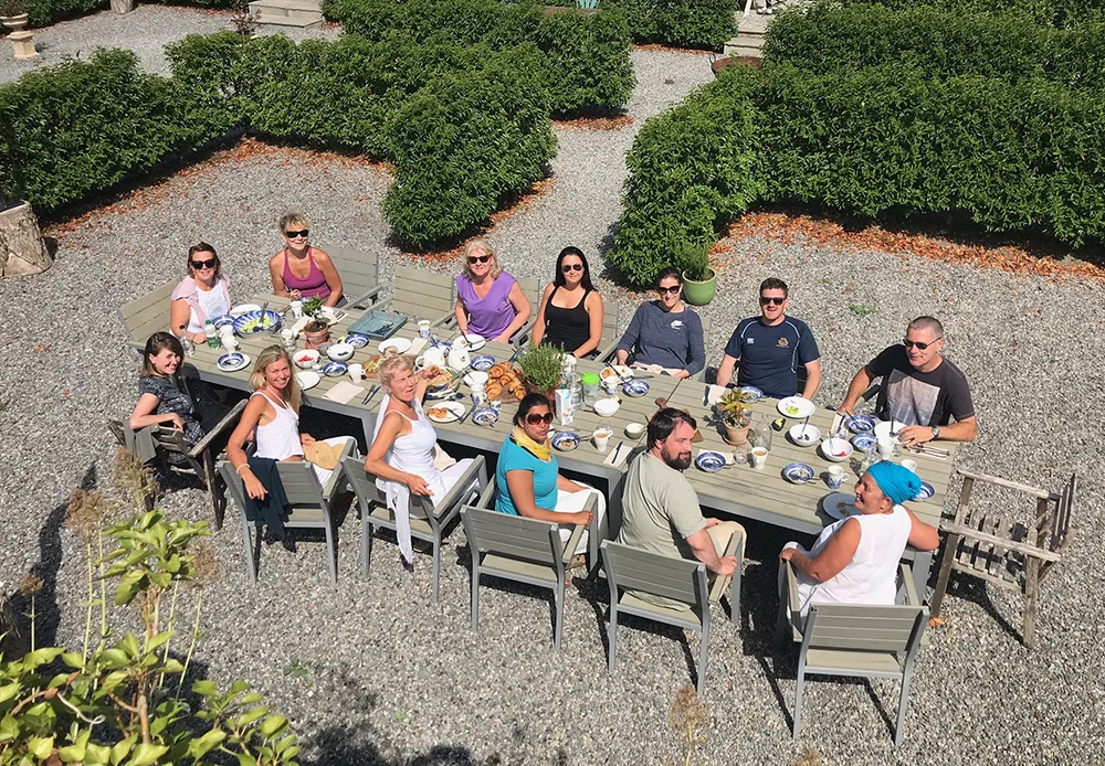 groupsunnydining_burtownhouseretreat.jpg