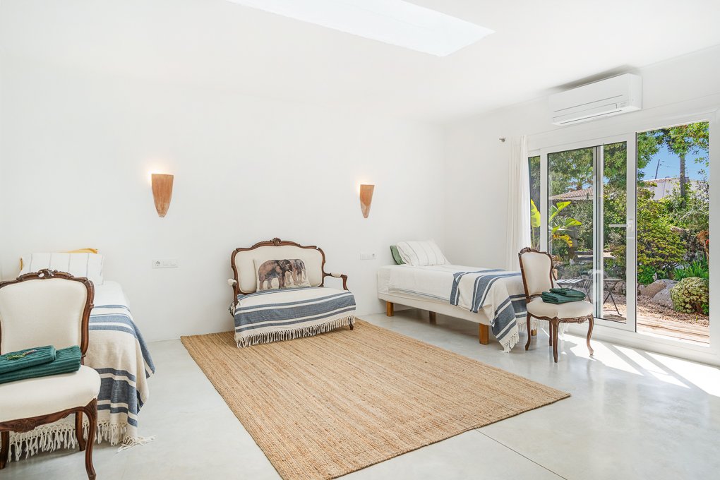Large Twin Bedroom.jpg