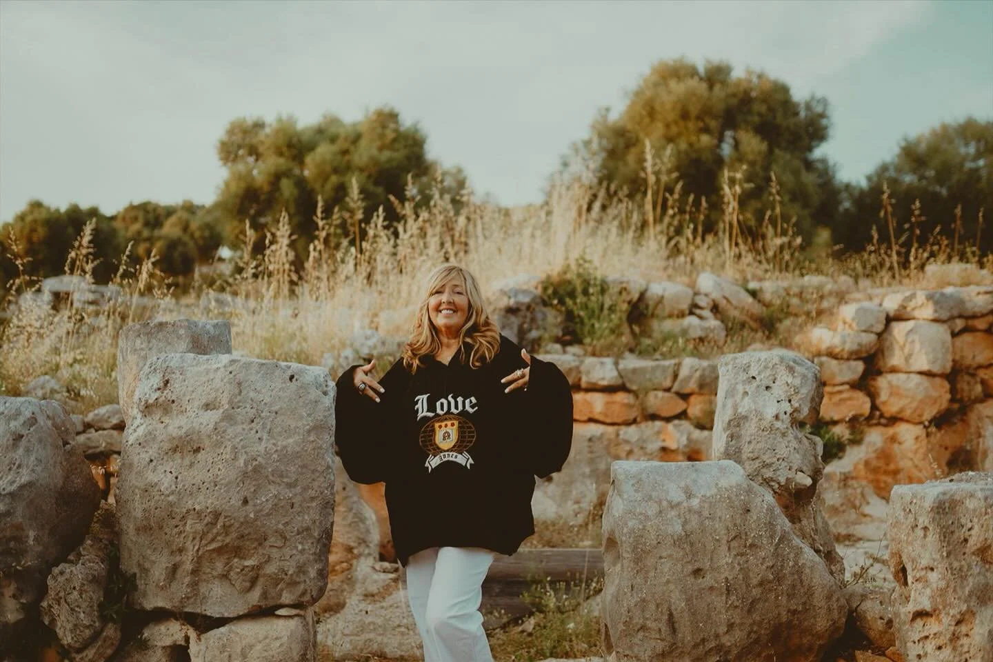 &hearts;️&hearts;️&hearts;️&hearts;️ sunday service &hearts;️ join me live online 10am GMT / 11am CET for a special SKY practice for LOVE ❤️ link in bio &hearts;️&hearts;️&hearts;️&hearts;️ epic velvet piece from @dancing_on_ruins_ 🔥🔥🔥🔥&hearts;️