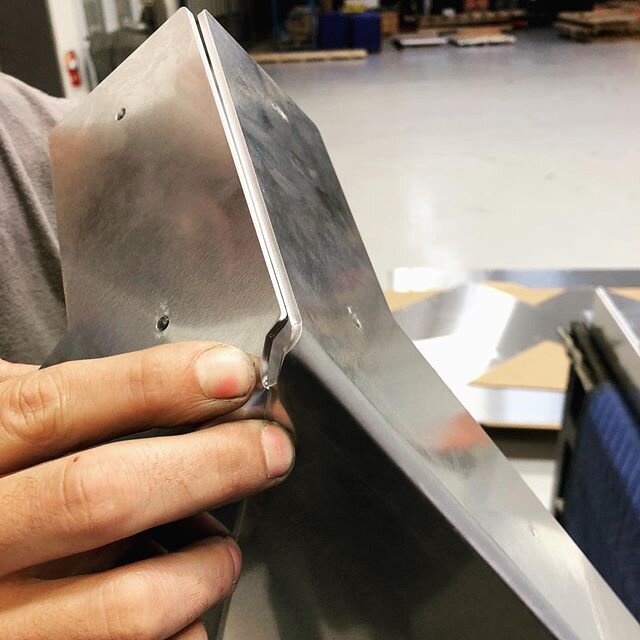 This little hole is to ensure that the metal doesn't get bound up and distort the compound bends around it. ⁠⠀
.⁠⠀
.⁠⠀
.⁠⠀
#themoreyouknow🌈  #cornerscience #complexreturns #bending #trumpf #trubend #aluminum #metalfab