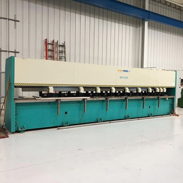 Our 20ft v-groover in all of it's glory! Did you know we own the longest machine in the country?⁠
.
.⁠⠀
.⁠⠀
#themoreyouknow🌈 #vgroover #vgrooving #modernshop #metalfab #thosefloorstho