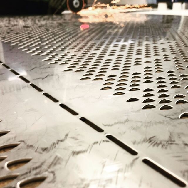 Sometimes we cut these &lsquo;stitches&rsquo; into a sheet so the customer can bend it themselves without any need for machinery. #themoreyouknow🌈 .
.
.
#metalfab #tipsandtricks #sheetmetal #bending #diy #lasercut #perf