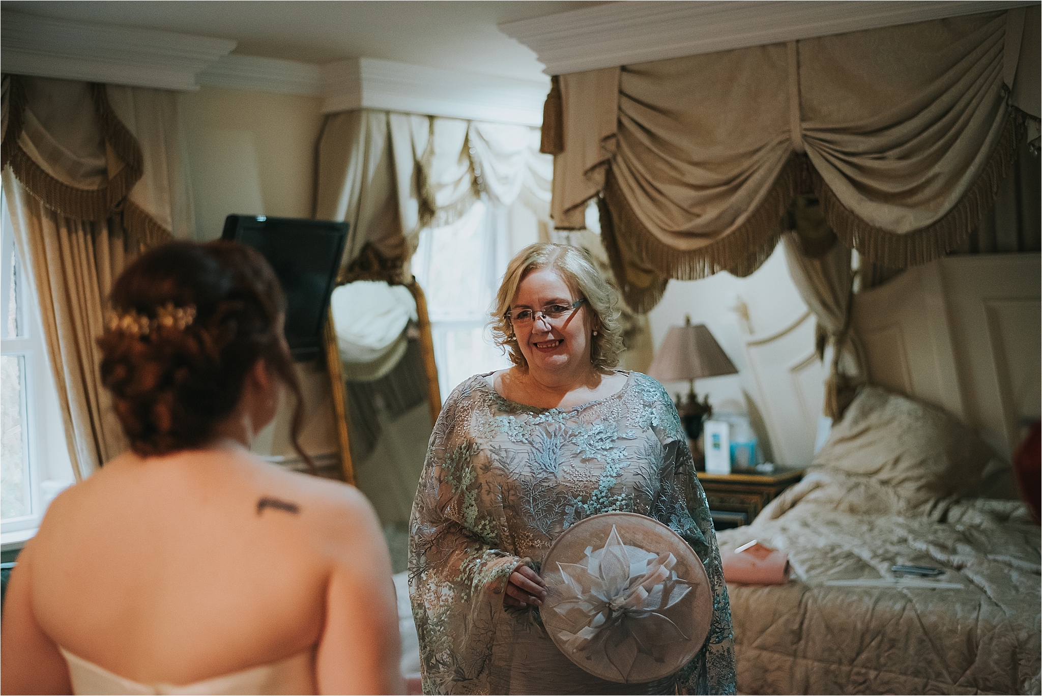 mother of the bride sees bride for first time 